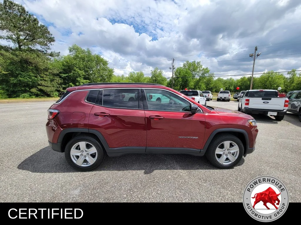 Used 2022 Red Jeep Latitude image 7