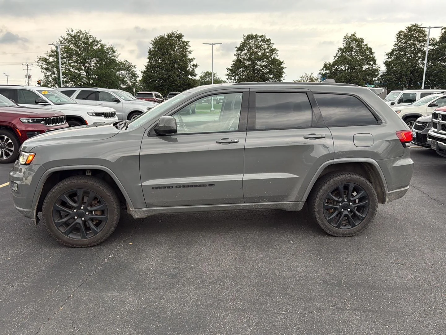 Used 2022 Sting-Gray Clearcoat Jeep Laredo X image 5