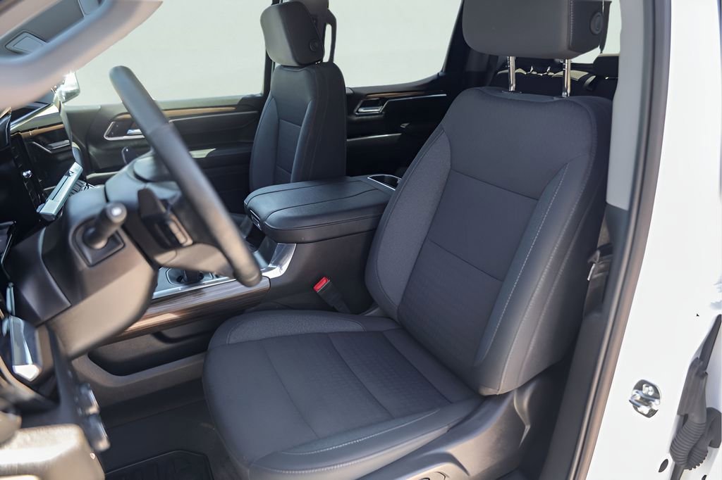 Used 2025 Summit White Chevrolet LT image 10