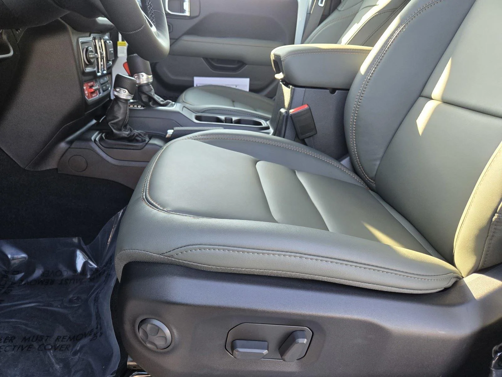 New 2026 Bright White Clear-Coat Exterior Paint Jeep Mojave image 20