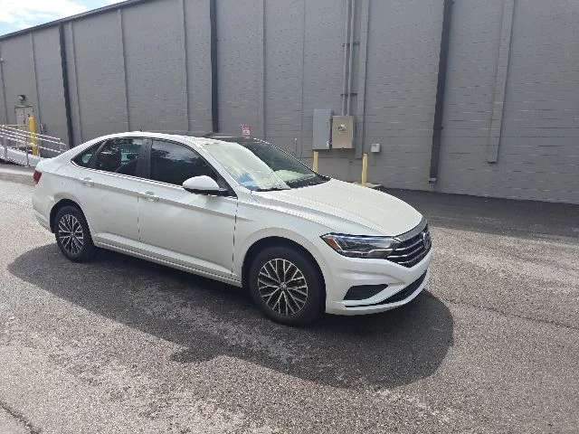 Used 2021 Pure White Volkswagen 1.4T SE image 1