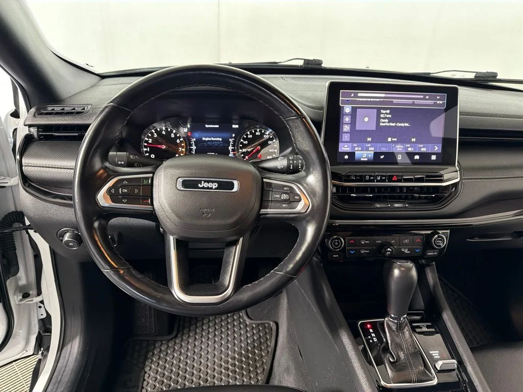 Used 2022 White Jeep Latitude image 12