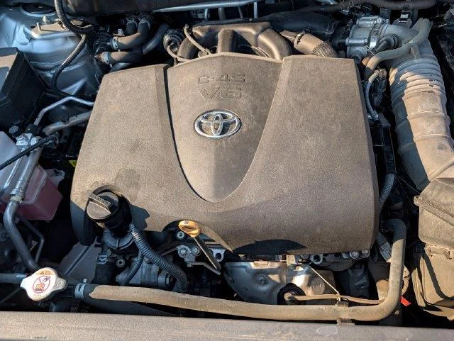 Used 2020 White Toyota XLE image 22