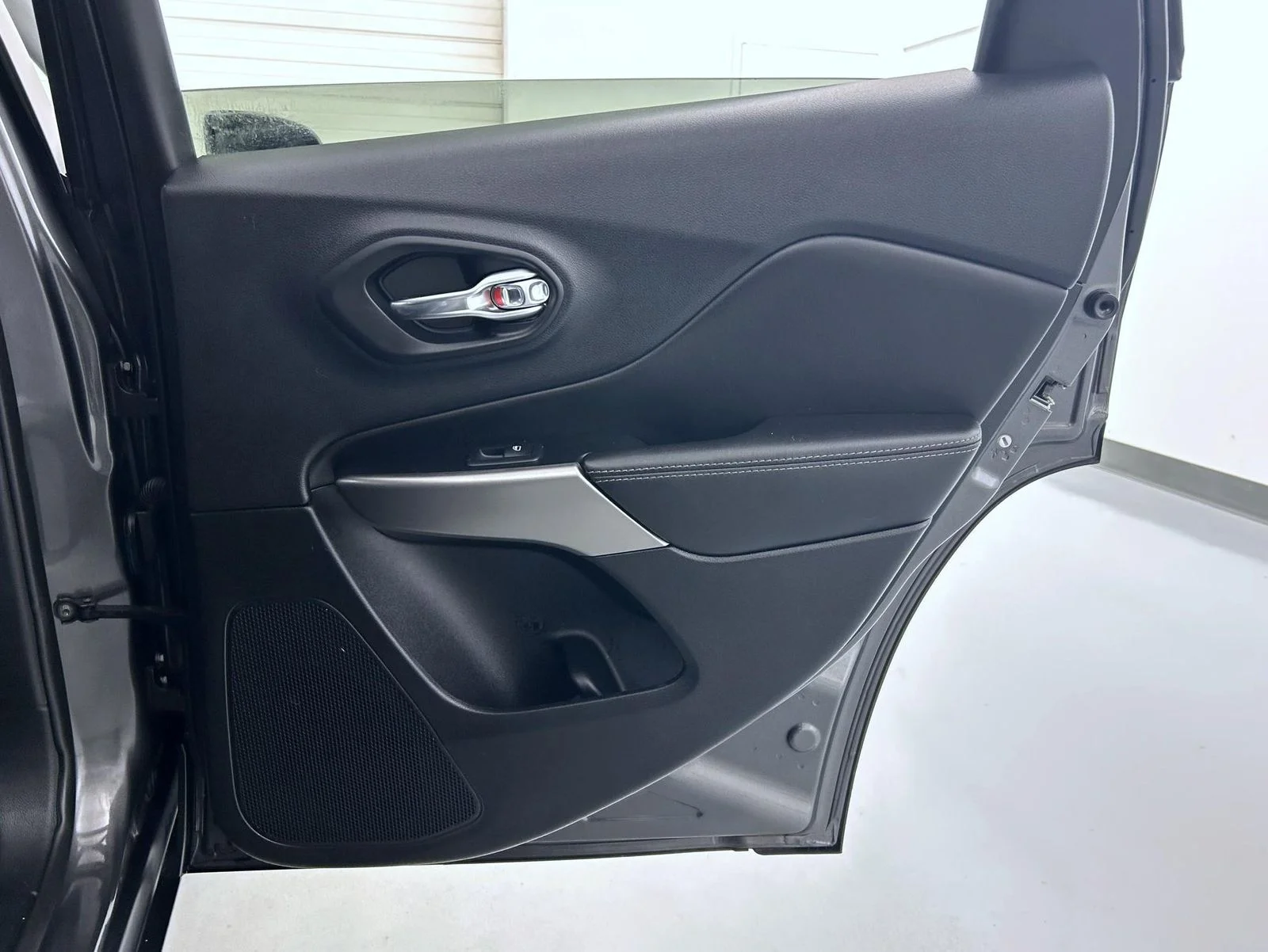 Used 2022 Gray Jeep Latitude Lux image 17
