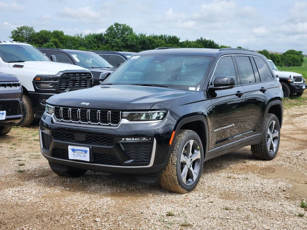 New 2026 Diamond Black Crystal Pearl-Coat Exterior Paint Jeep Limited image 2