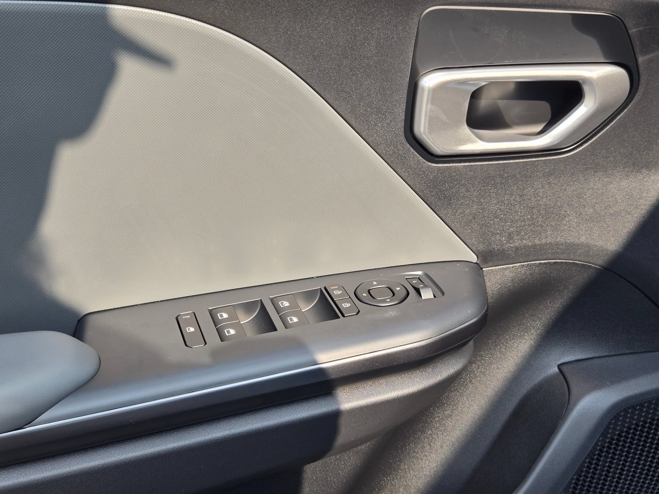 New 2026 Snow White Pearl Kia LXS image 16