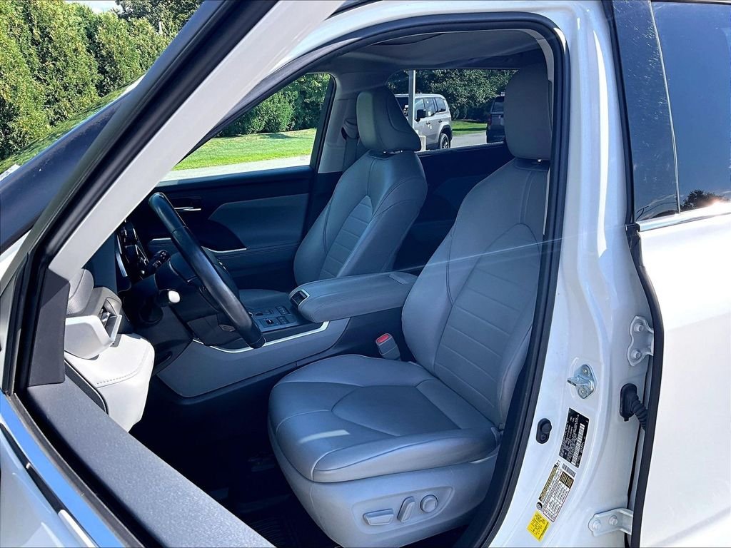 Used 2021 White Toyota XLE image 10