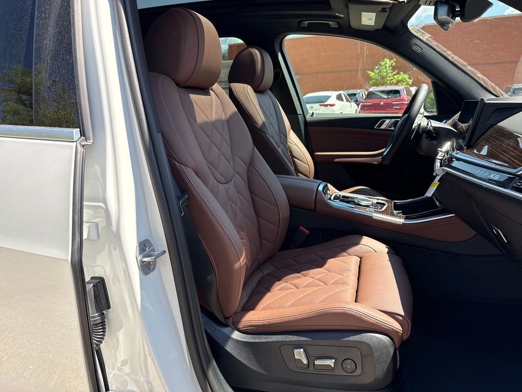 New 2026 White BMW xDrive40i image 26
