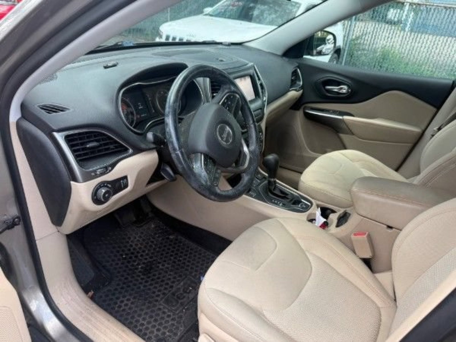 Used 2019 Light Brownstone Pearlcoat Jeep Latitude image 11