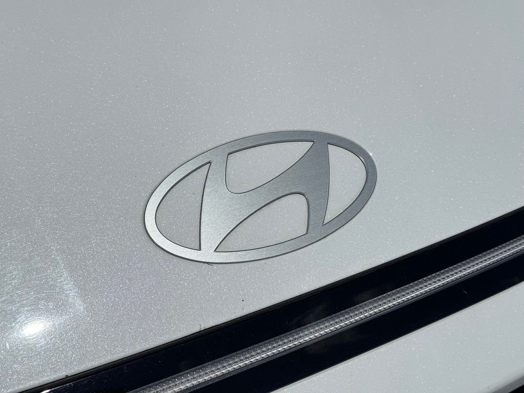Used 2025 White Hyundai SEL image 7