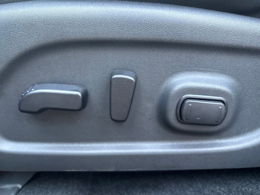 Used 2019 Silver Nissan SL image 22