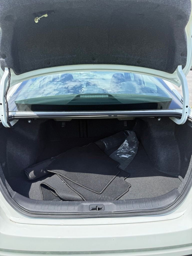 Used 2022 Glacier White Nissan 2.5 S image 14
