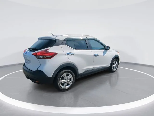 Used 2019 White Nissan S image 8