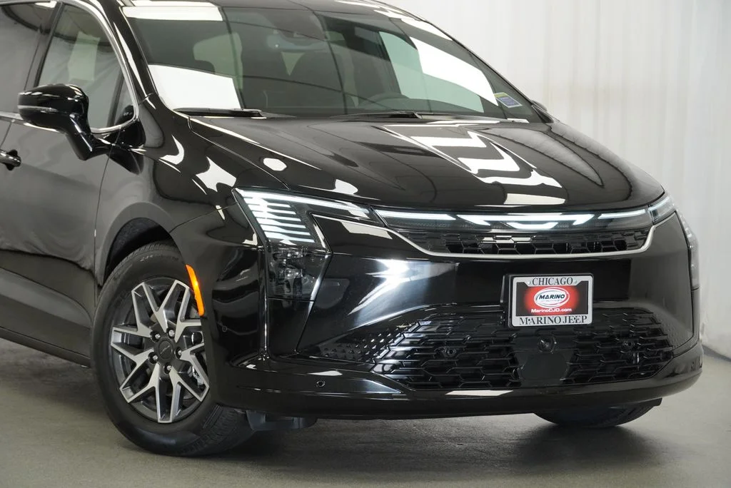 New 2027 Diamond Black Crystal Pearl-Coat Paint Chrysler Limited image 6