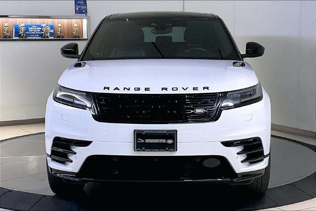 Used 2025 White Land Rover Dynamic SE image 2