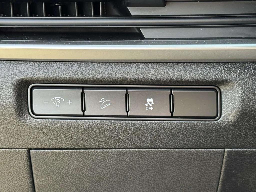 Used 2023 Black Kia S image 28
