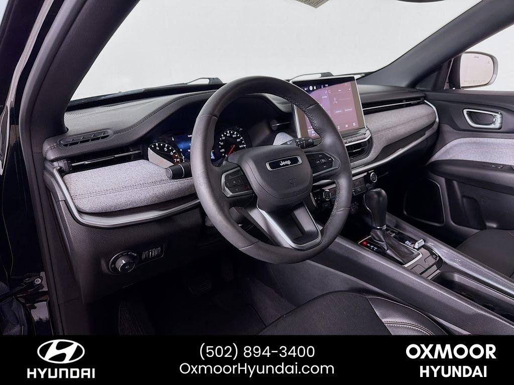 Used 2023 Diamond Black Crystal Pearlcoat Jeep Latitude Lux image 9