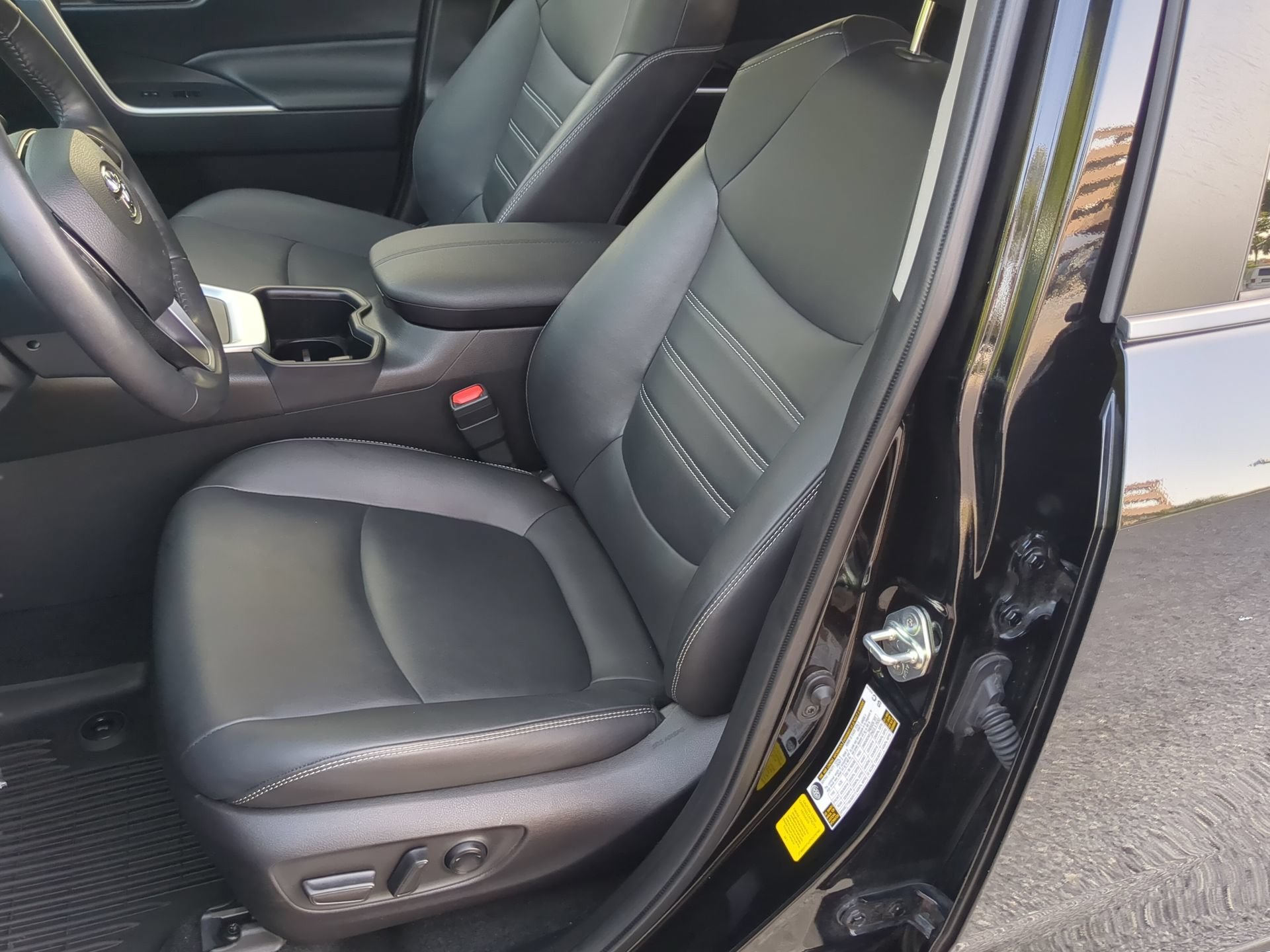 Used 2023 Midnight Black Metallic Toyota Hybrid XLE Premium image 57