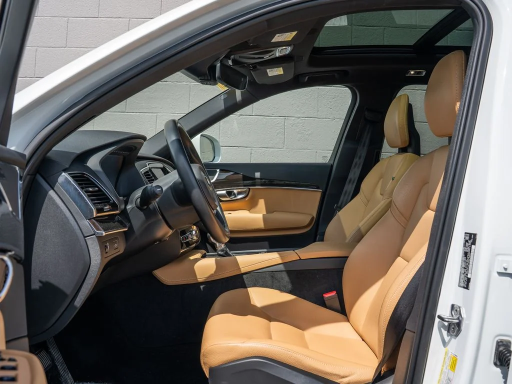 Used 2018 White Volvo T6 Momentum image 17