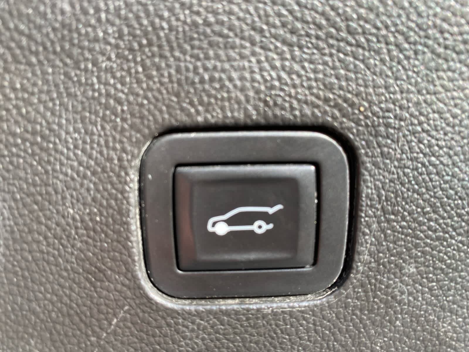 Used 2018 Includes Spectra Gray lower exterior accent color.) Buick Premium image 24