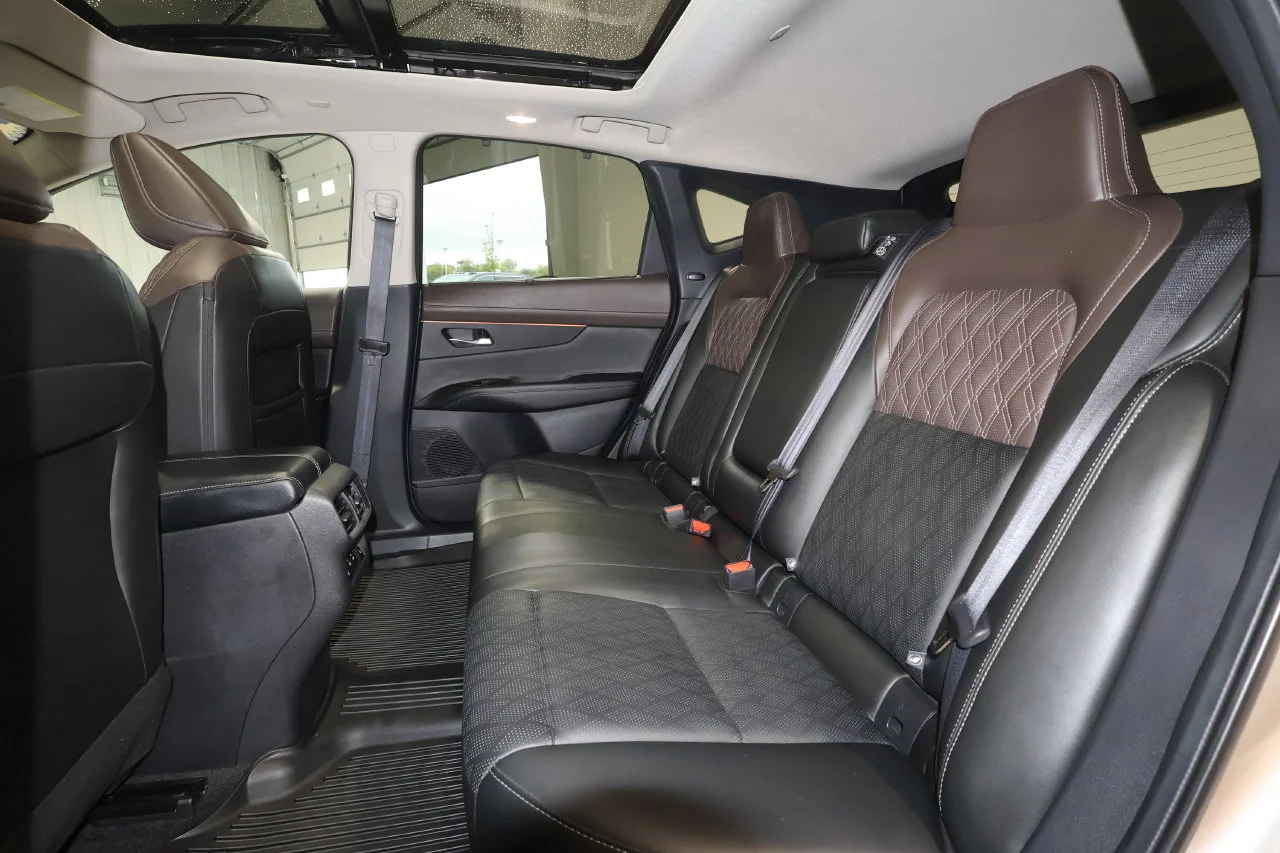 Used 2025 Gold Nissan Platinum image 24