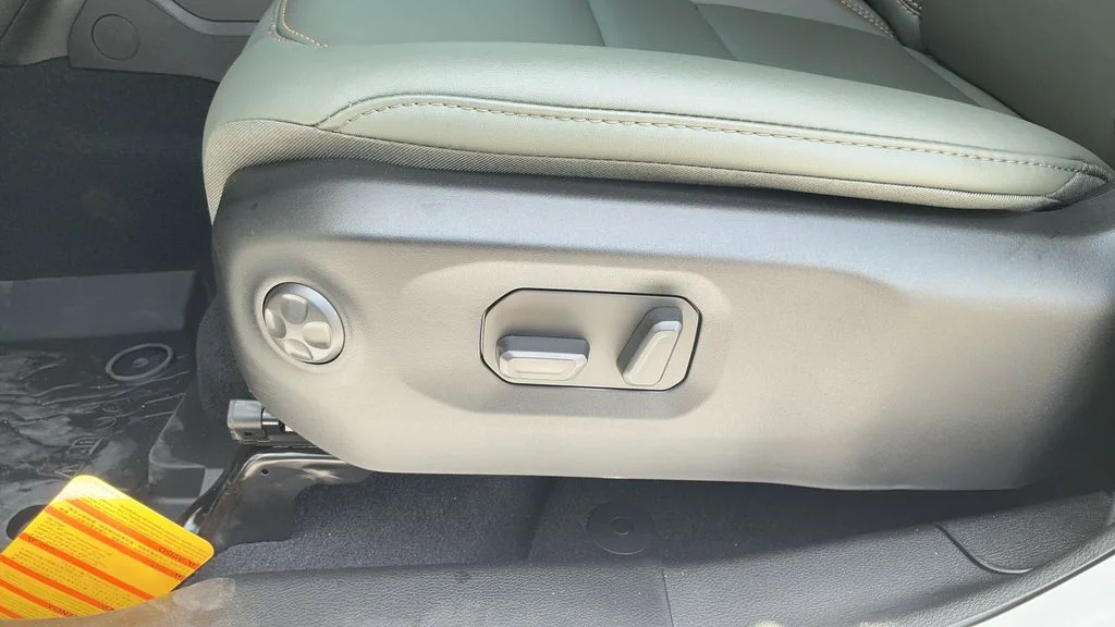 New 2026 Bright White Clear-Coat Exterior Paint Jeep Mojave X image 18
