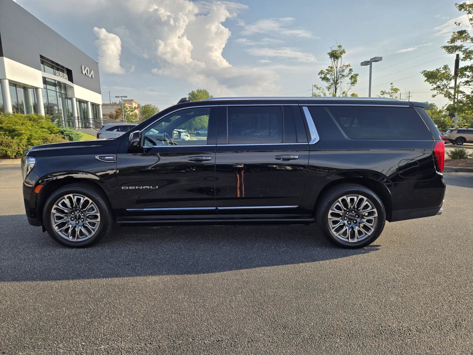 Used 2023 ONYX BLACK GMC Denali Ultimate image 11