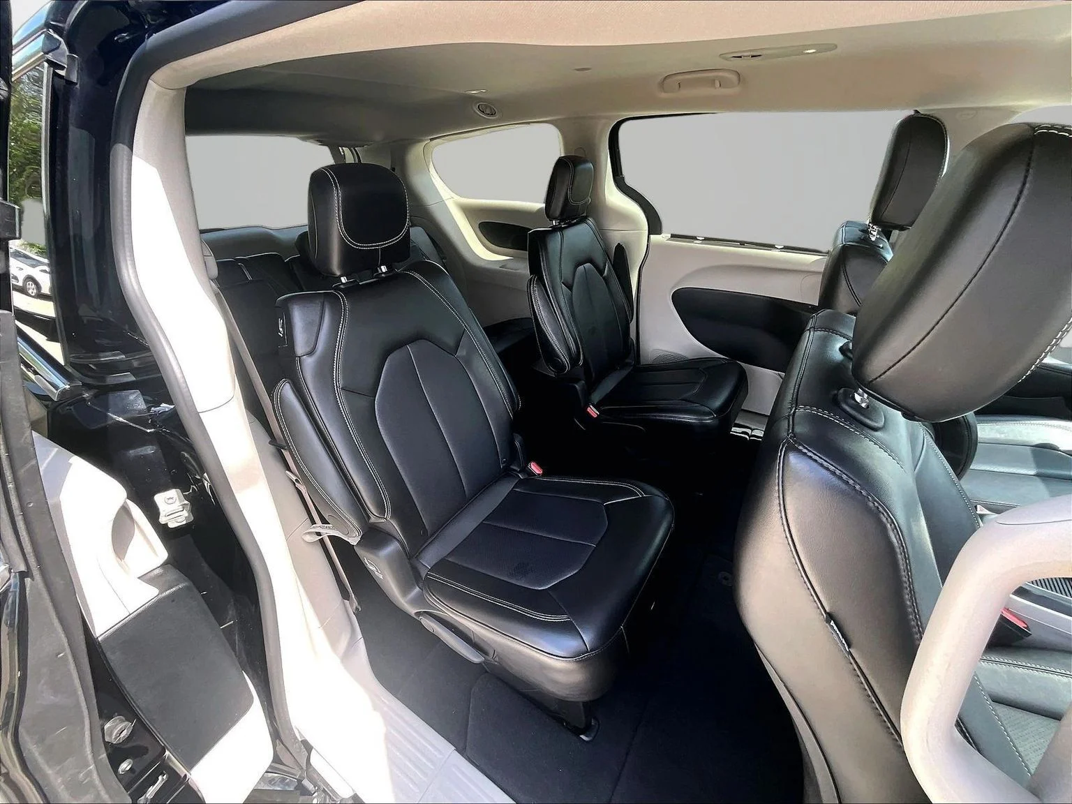 Used 2024 Black Chrysler Touring L image 27