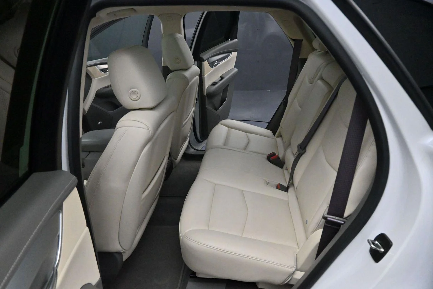 Used 2017 CRYSTAL WHITE TRICOAT Cadillac Luxury FWD image 31