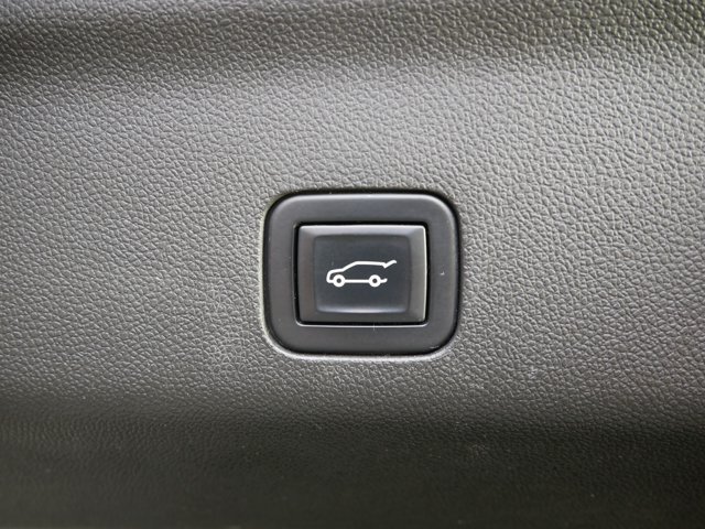 Used 2022 White Frost Tricoat GMC SLT w/ Luxury Pkg & Premium Pkg image 15