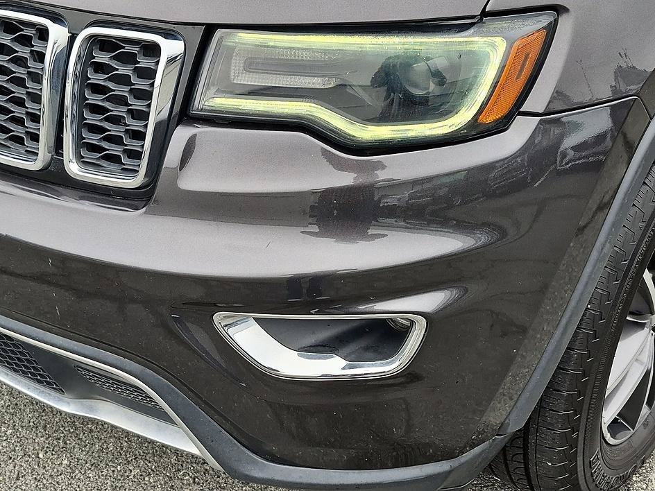 Used 2018 Granite Crystal Metallic Clearcoat Jeep Limited image 9