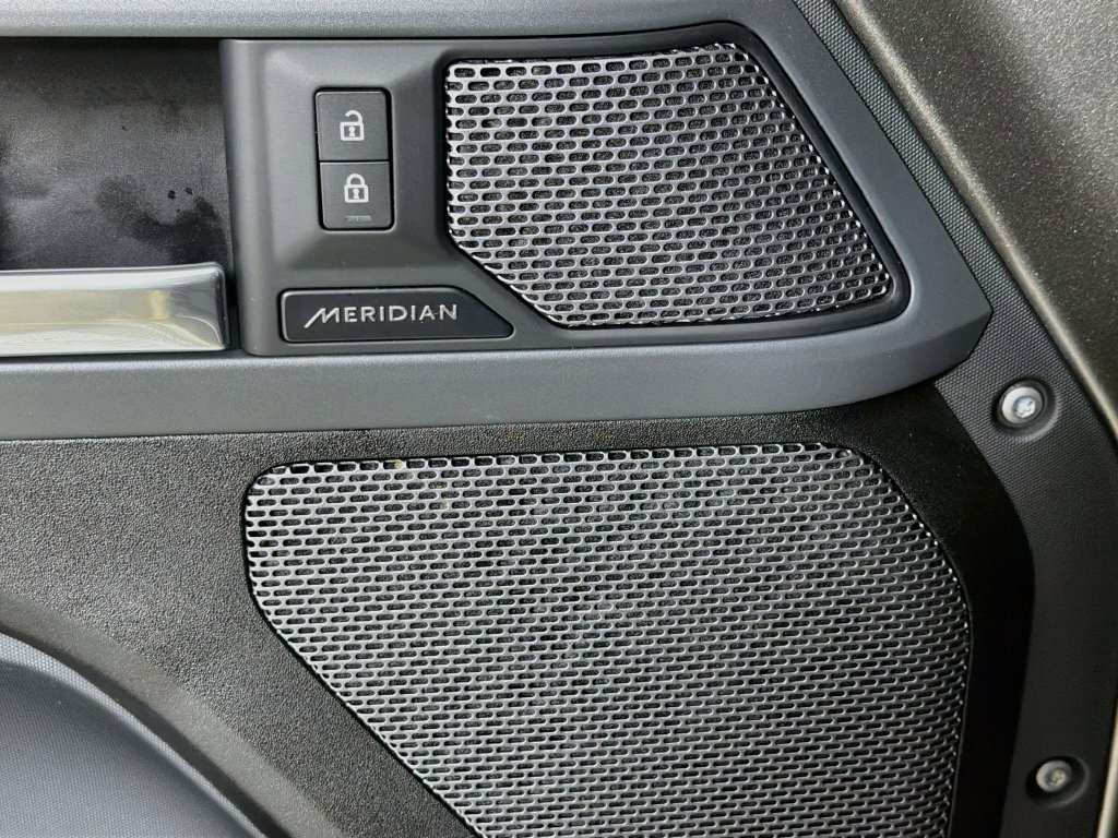 Used 2022 Gold Land Rover X-Dynamic S image 19