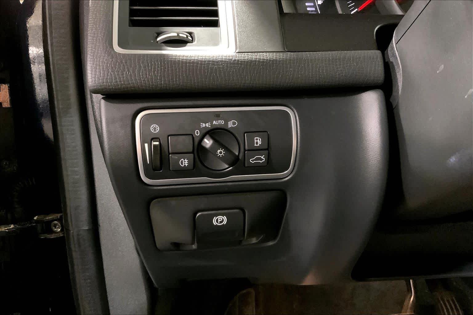 Used 2017 Magic Blue Metallic Volvo Dynamic image 35
