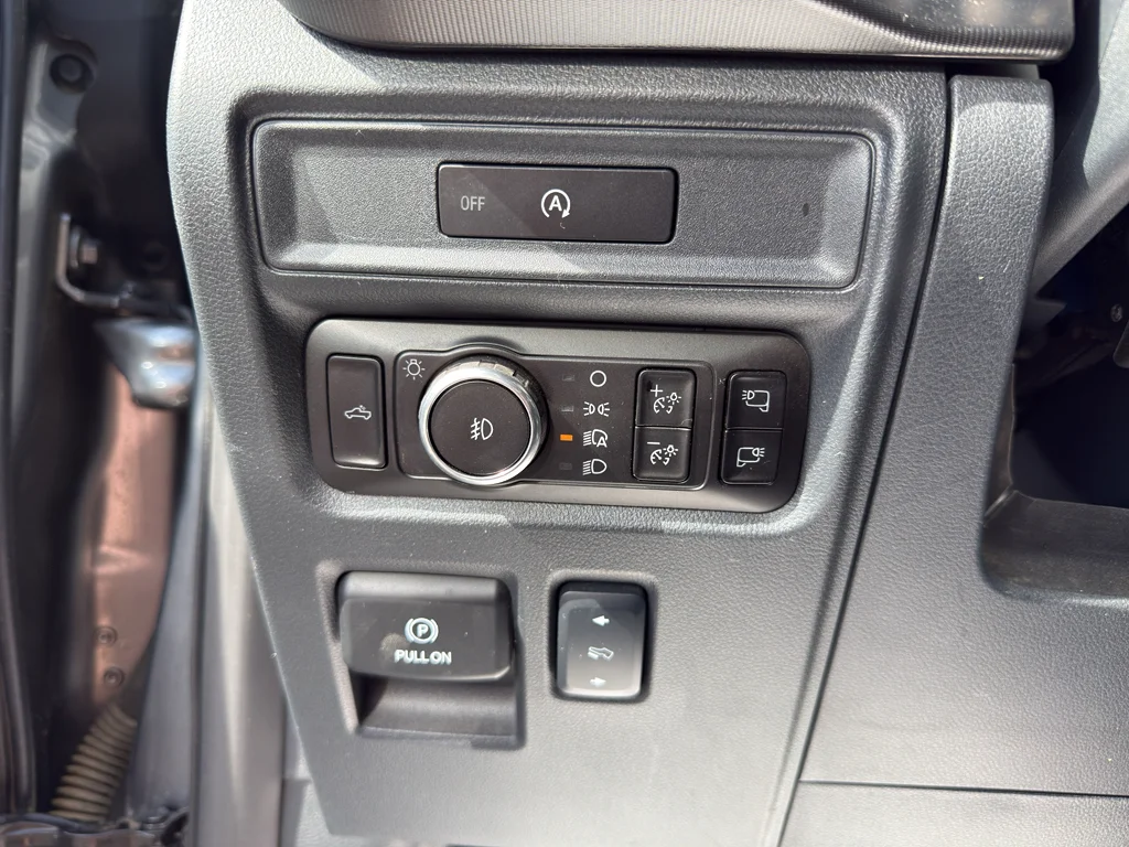 Used 2025 Gray Metallic Ford LARIAT image 23