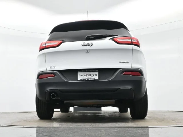 Used 2018 Bright White Clearcoat Jeep Latitude Plus image 29