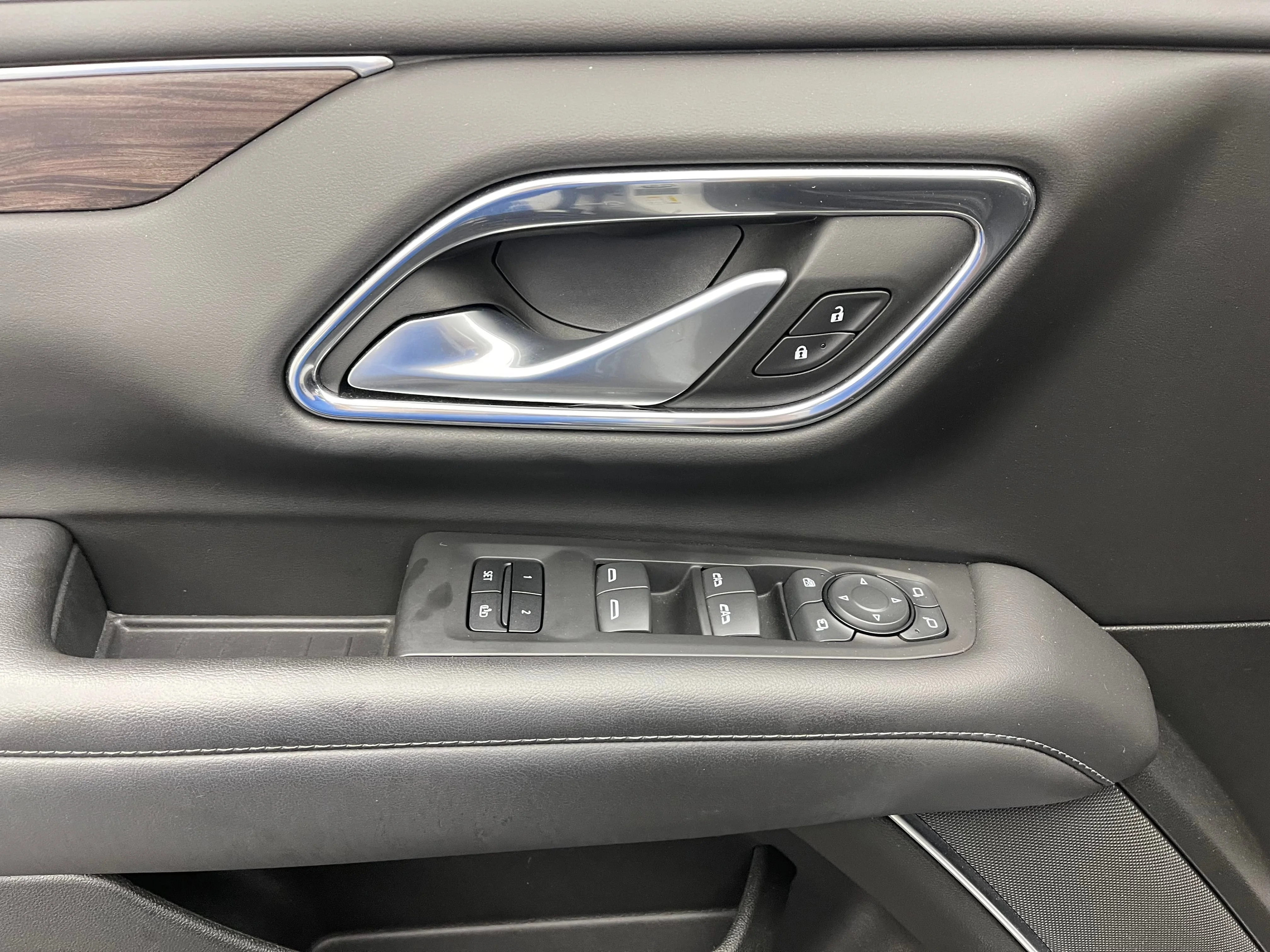 Used 2022 Iridescent Pearl Tricoat Chevrolet Z71 image 19