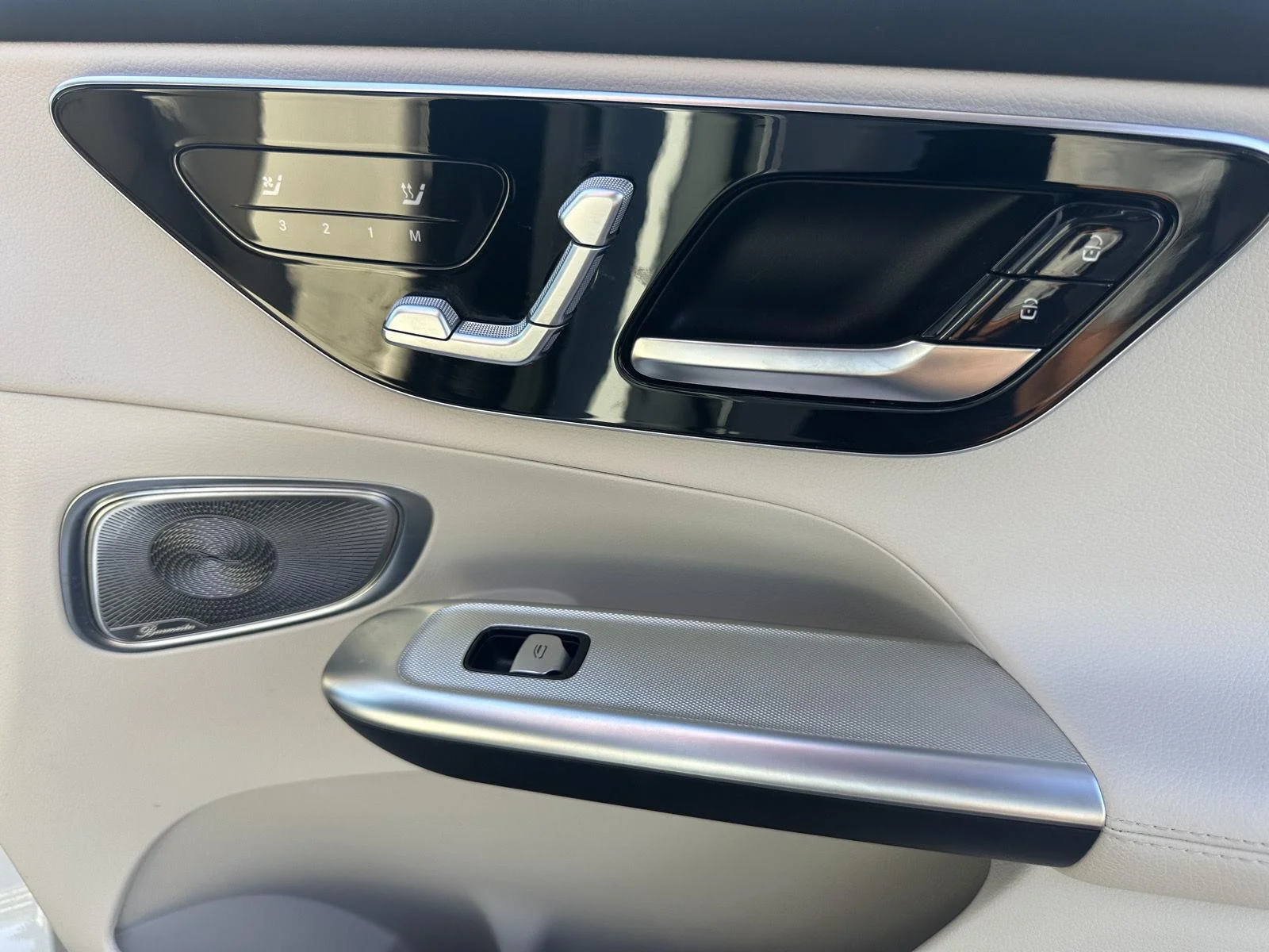 Used 2023 Polar White Mercedes-Benz GLC 300 image 18