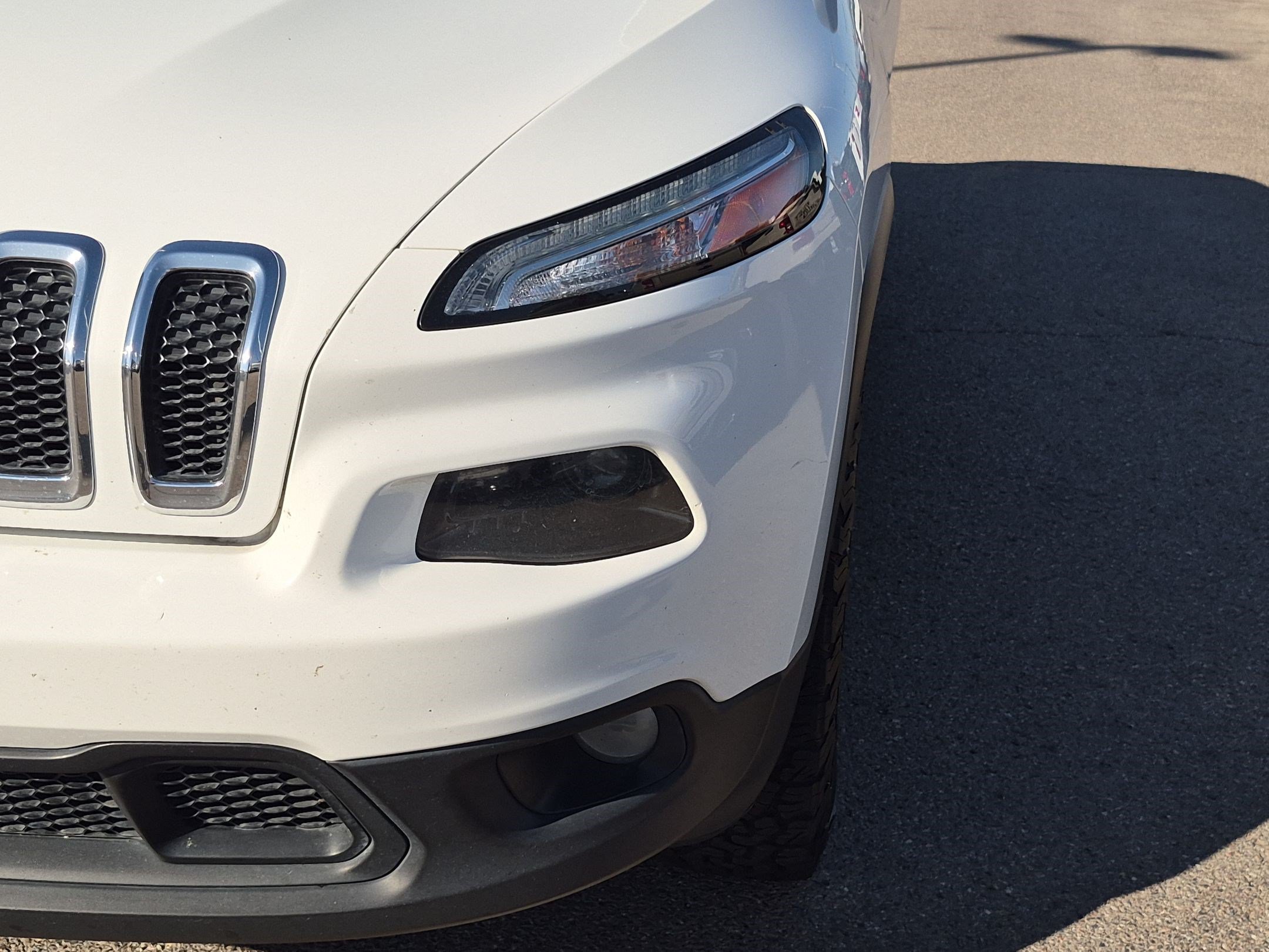 Used 2015 Bright White Clearcoat Jeep Latitude image 10