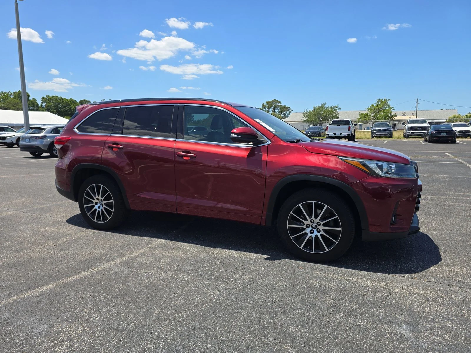 Used 2018 Toyota Highlander SE with VIN 5TDKZRFH6JS543304 for sale in Port Richey, FL