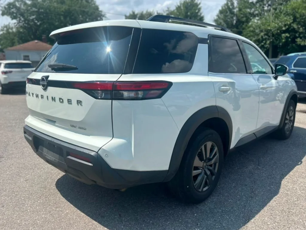 Used 2024 Glacier White Nissan SV image 4