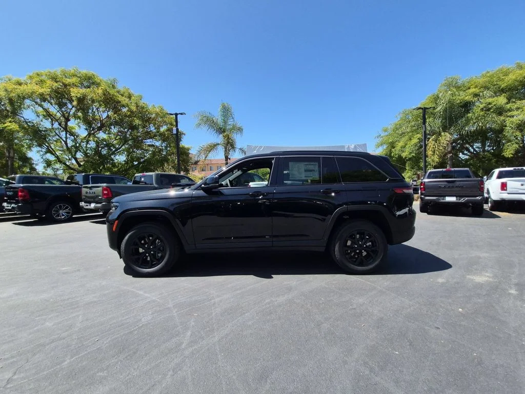New 2026 Diamond Black Crystal Pearl-Coat Exterior Paint Jeep Altitude image 8