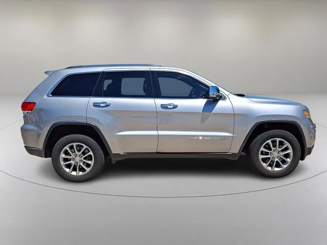 Used 2016 Silver Jeep Limited image 12