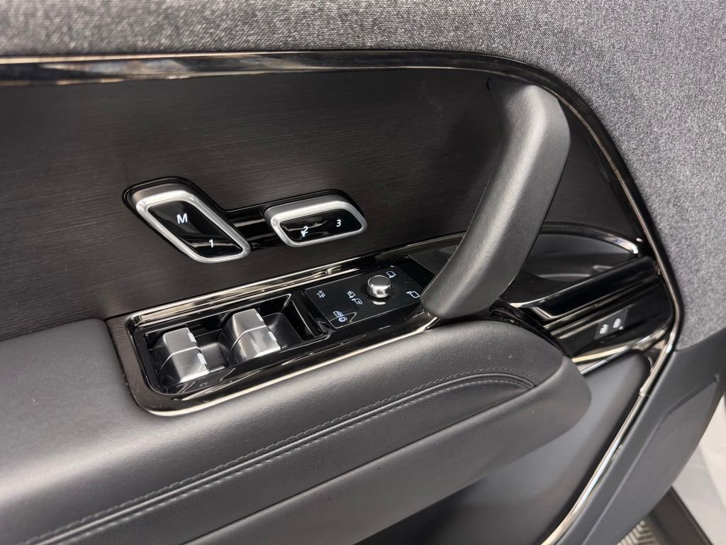Used 2023  Land Rover SE Dynamic image 25