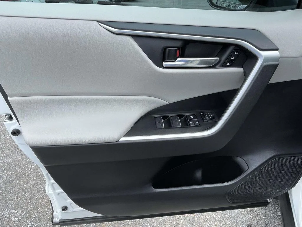 Used 2025 Wind Chill Pearl Toyota XLE Premium image 15