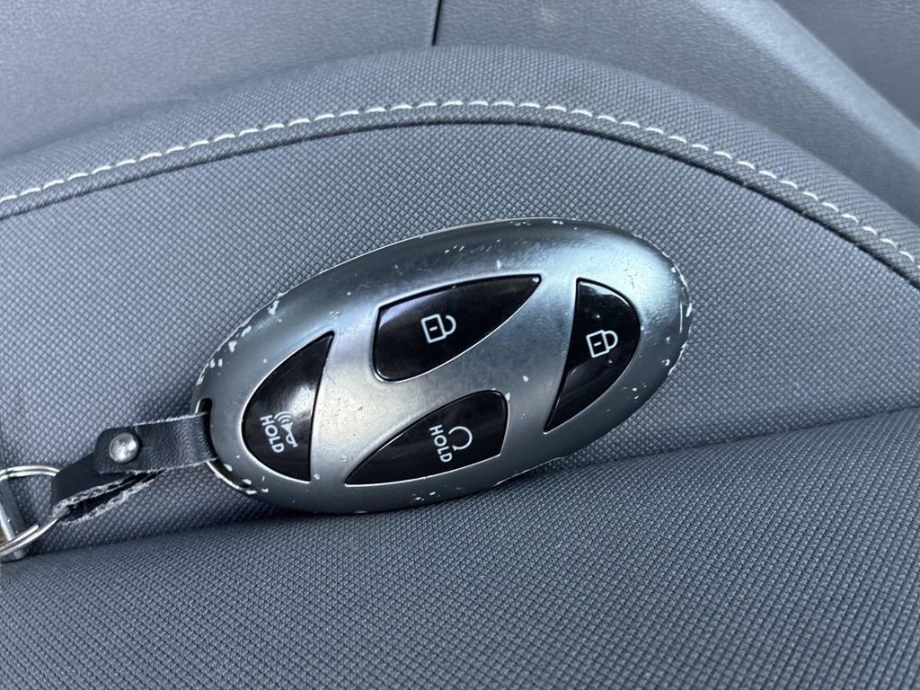 Used 2024 White Hyundai SEL image 9