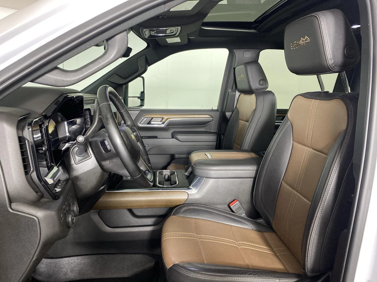 Used 2024 Iridescent Pearl Tricoat Chevrolet High Country image 12