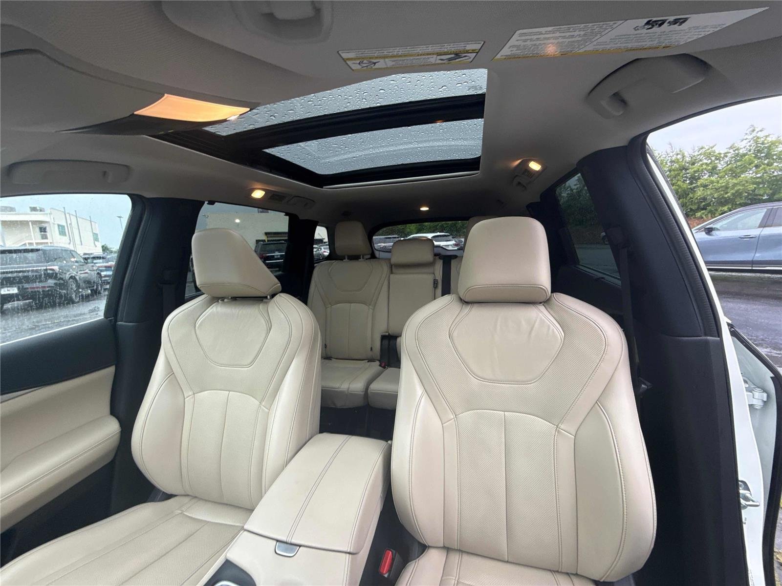 Used 2023 Majestic White INFINITI LUXE image 25