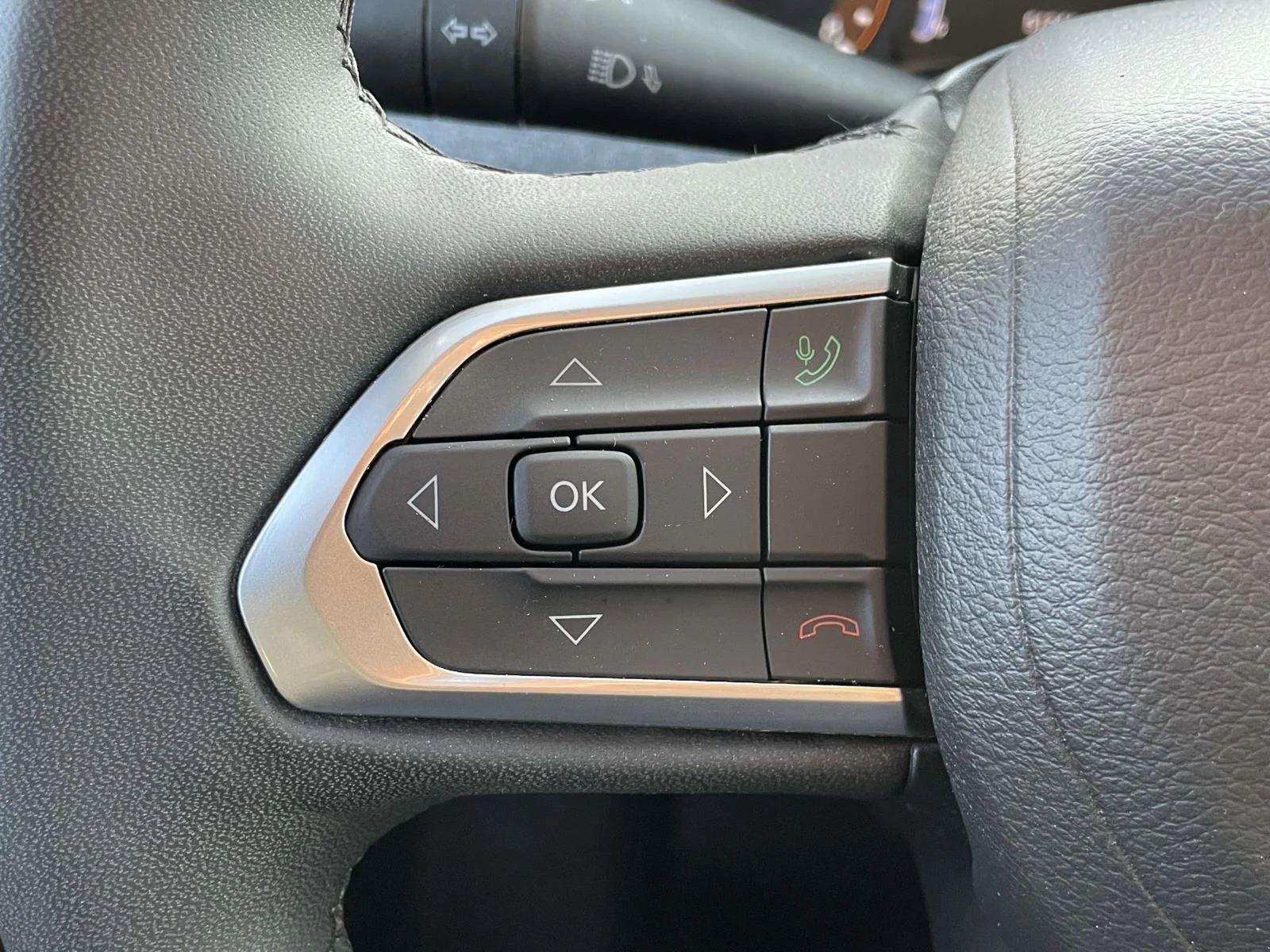 Used 2023 Granite Crystal Metallic Clearcoat Jeep Latitude Lux image 9