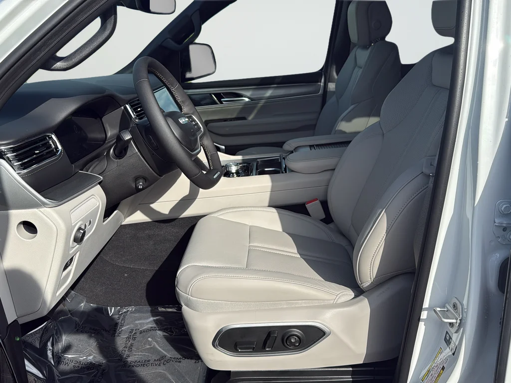 New 2026 Bright White Clear-Coat Exterior Paint Jeep Limited Reserve image 10