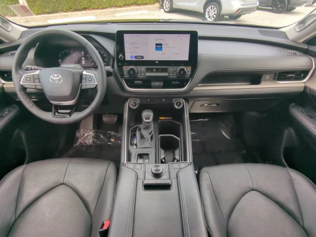 Certified Used 2024  Toyota Platinum image 18